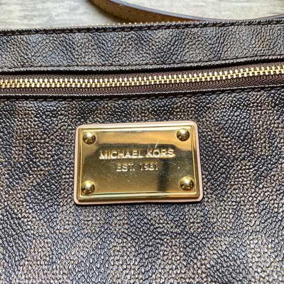 EUC - Michael Kors Large Jet Set Wristlet - Picture 3 of 6